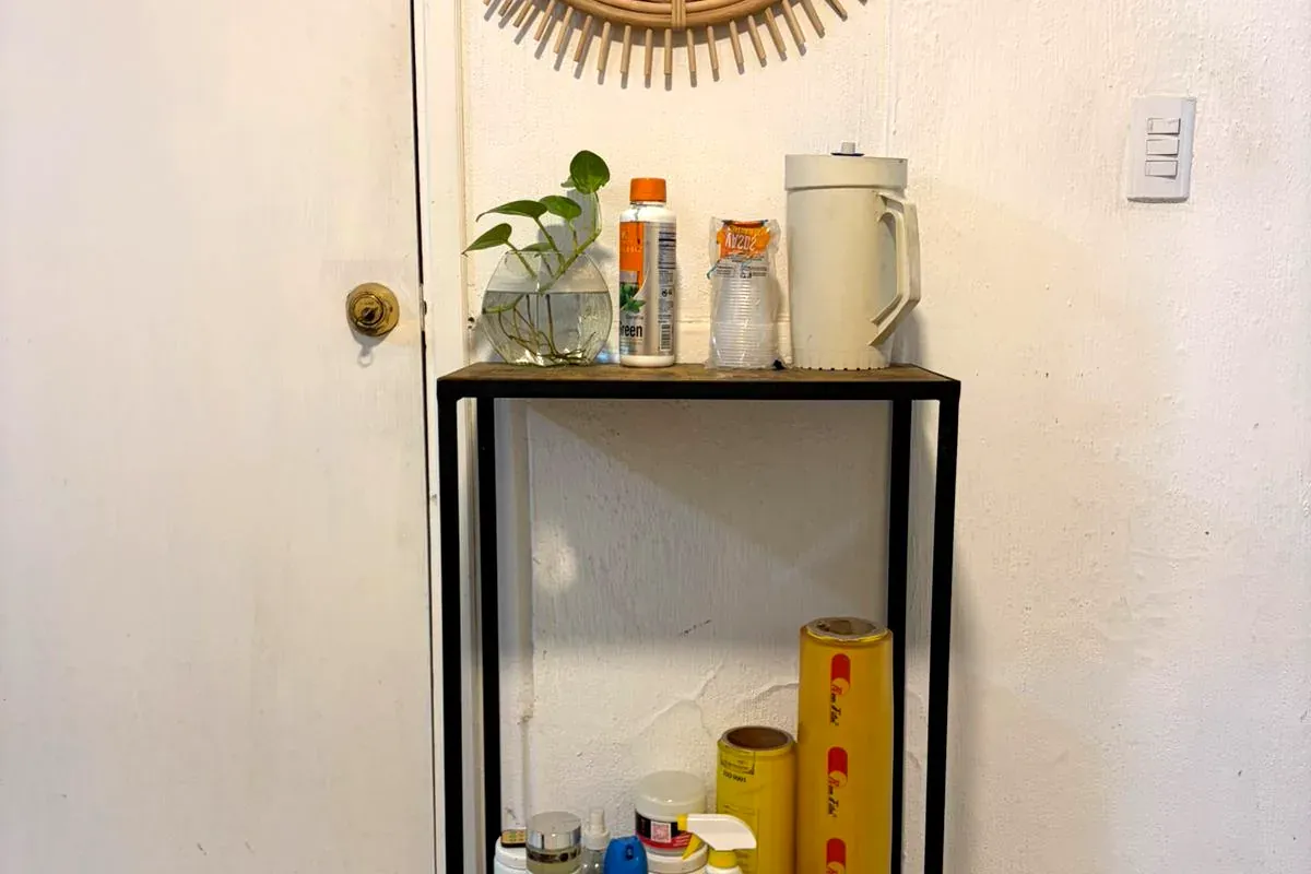 Repisa con productos de tratamiento y espejo decorativo en Spacio Azul, Zapopan